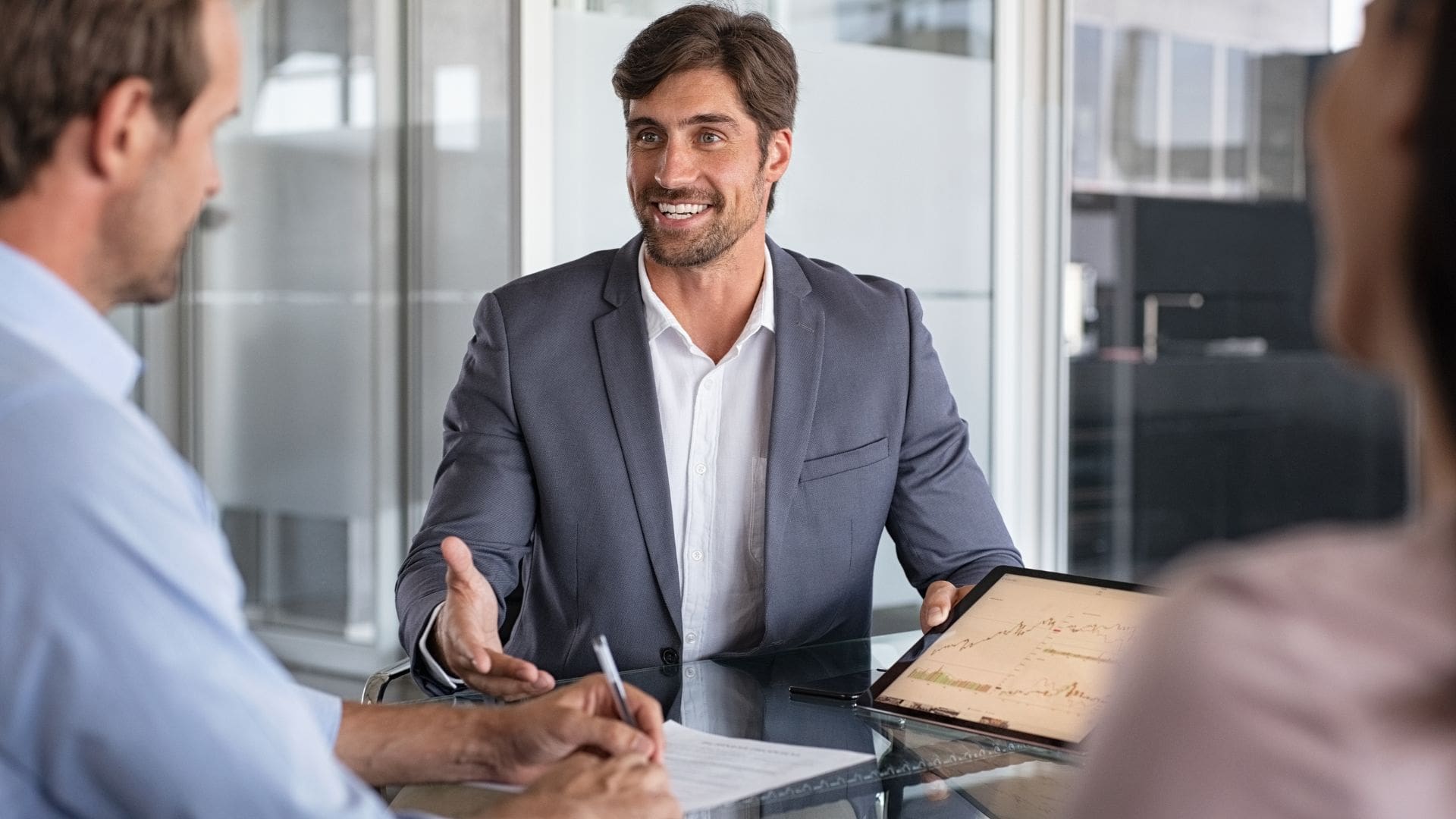 Gute Beratung beim Versicherungswechsel. Good advice when changing insurance. De bons conseils pour changer d'assurance. Buoni consigli per cambiare assicurazione.